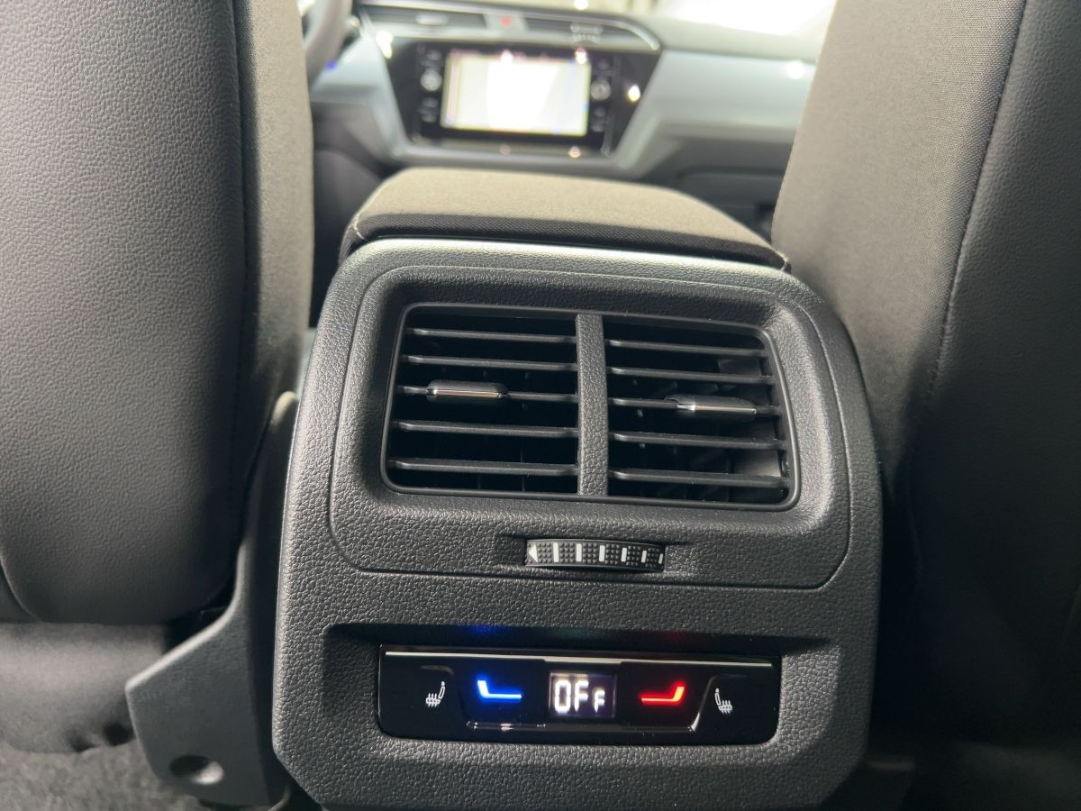 Touran 1.5 TSI DSG Comfortline 7-Sitze Navi Kamera LED Climatronic Keyless