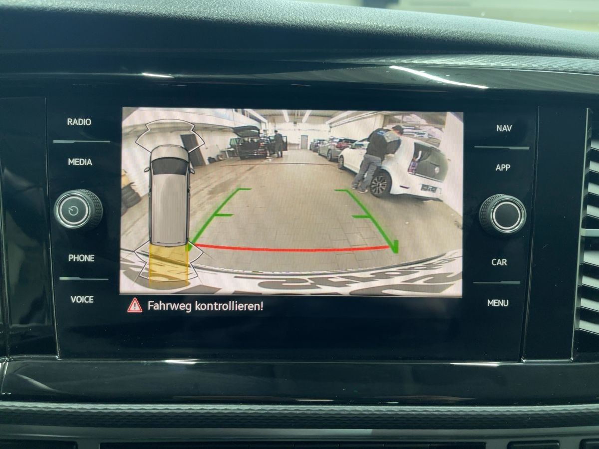 T6.1 Multivan 2.0 TDI DSG 4M Comfortline AHK ACC Navi LED Kamera Standhz. Climatr.