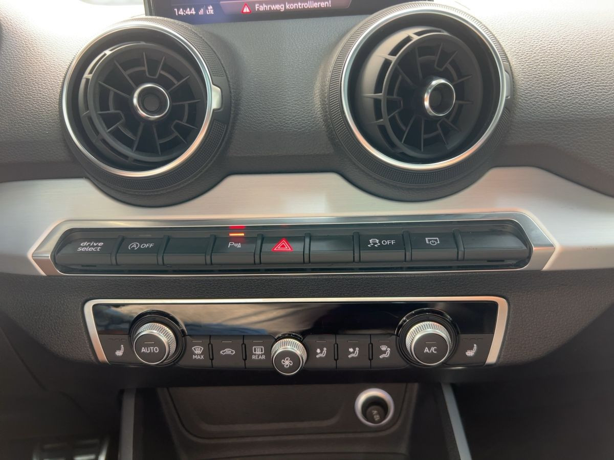 Q2 1.5 TSI S-Tronic Sport S-Line AHK Navi LED Pano Sitzh.