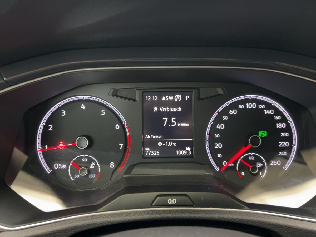 T-Roc 1.5 TSI DSG Sport AHK Navi Pano Lane Ass. Climatronic Bluet. Sitzh.