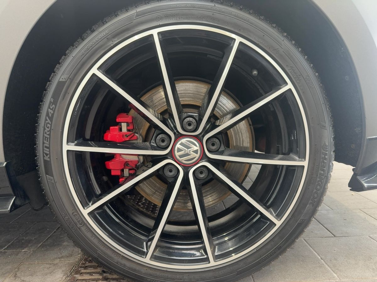 Golf VII GTI TCR 2.0 TSI DSG ACC AKRAPOVIC Navi LED Kamera