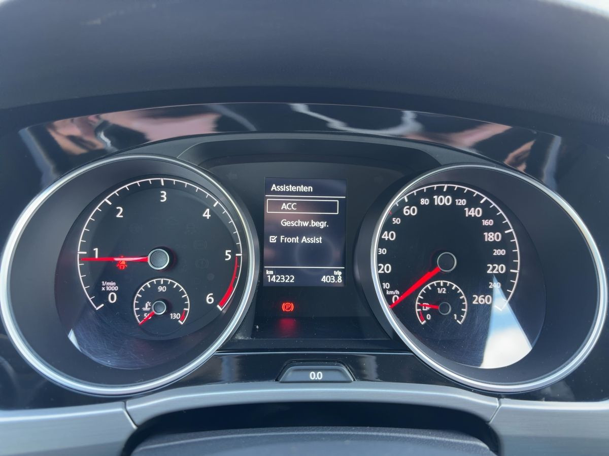 Touran 2.0 TDI Comfortline 7-Sitze AHK ACC Navi Einparkh. Climatronic Bluet.