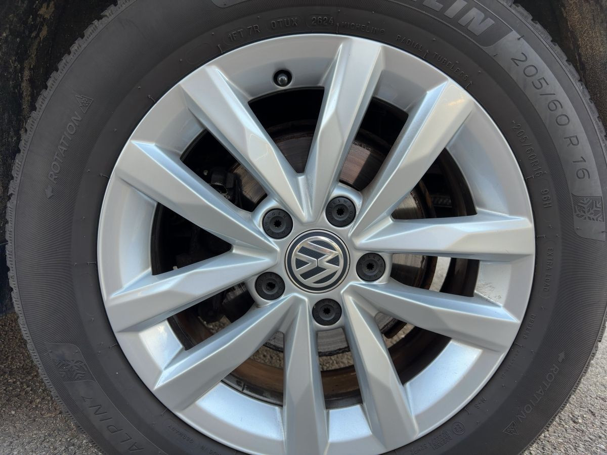 Touran 2.0 TDI Comfortline 7-Sitze AHK ACC Navi Einparkh. Climatronic Bluet.