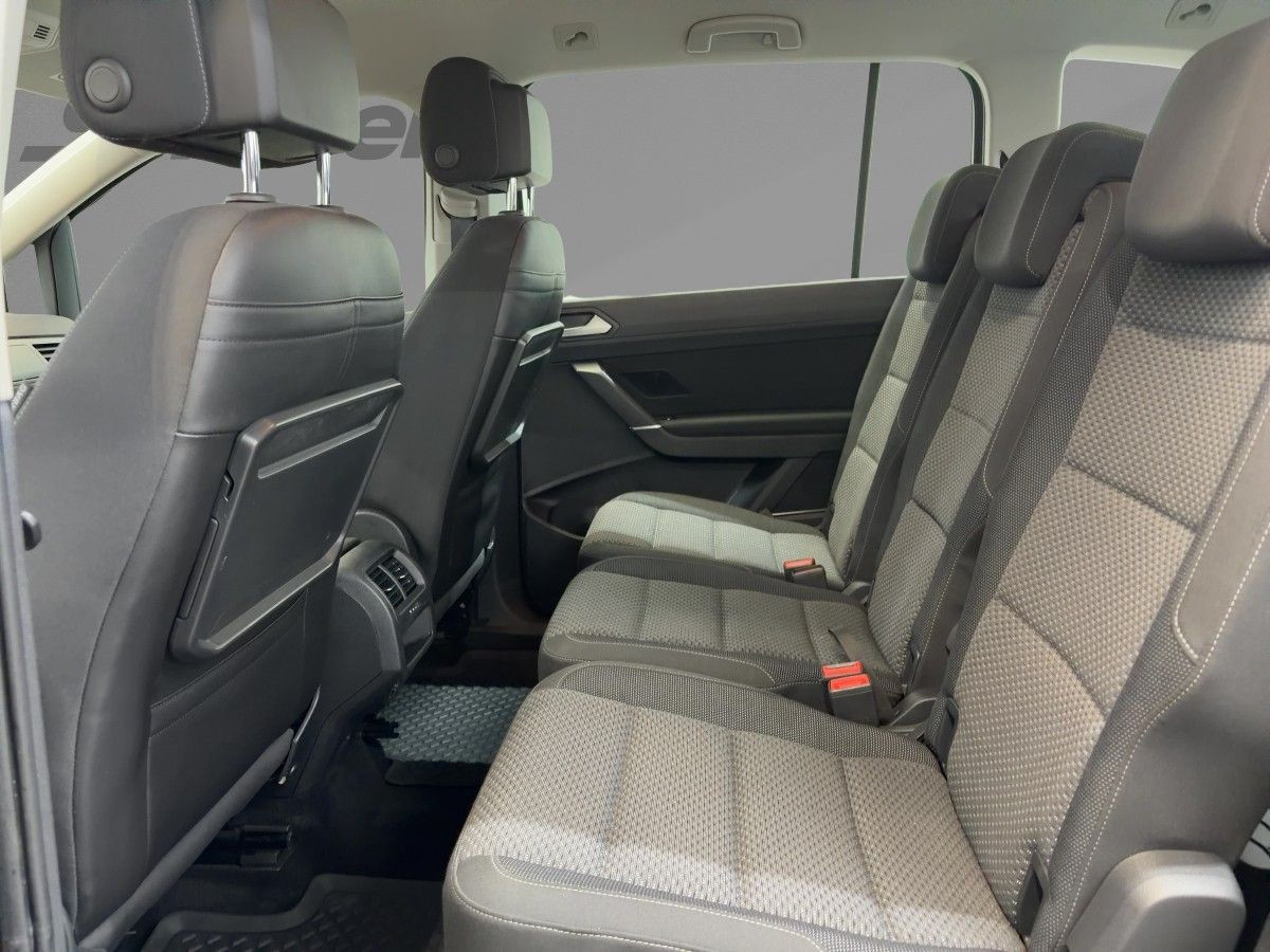 Touran 1.5 TSI Comfortline ACC Navi Einparkh. Klima Bluet. Sitzh.