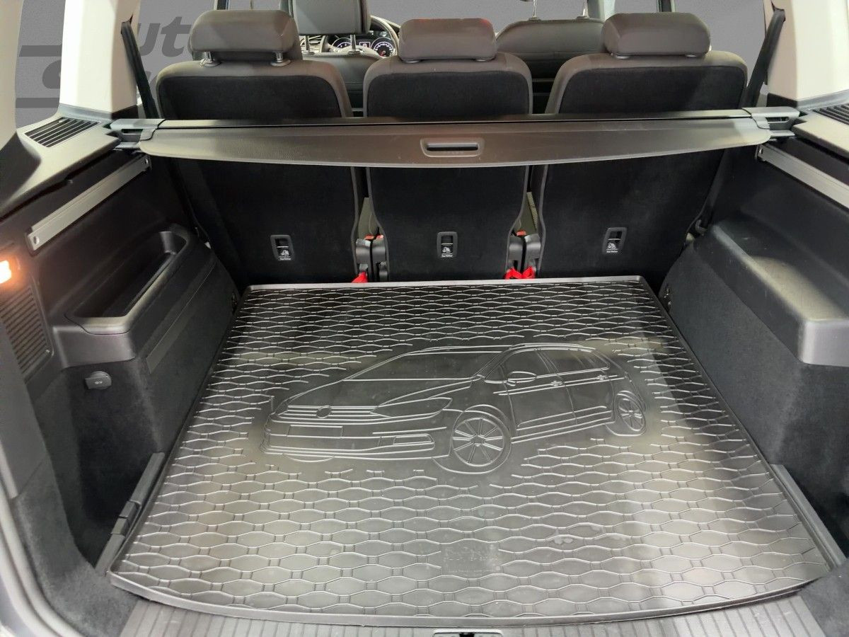 Touran 1.5 TSI Comfortline ACC Navi Einparkh. Klima Bluet. Sitzh.