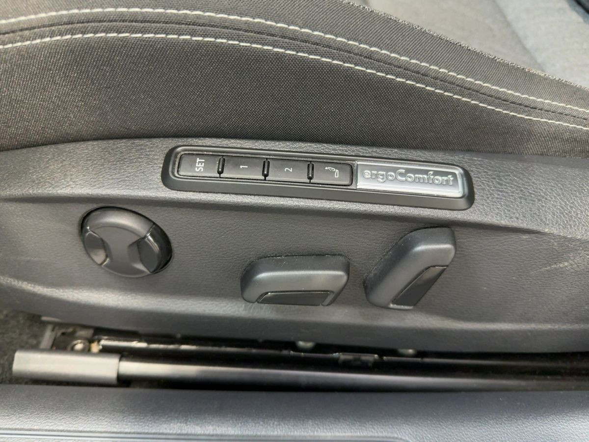 Passat Variant 2.0 TDI DSG Business AHK ACC Navi LED Kamera Keyless Bluet. Sitzh. ergo