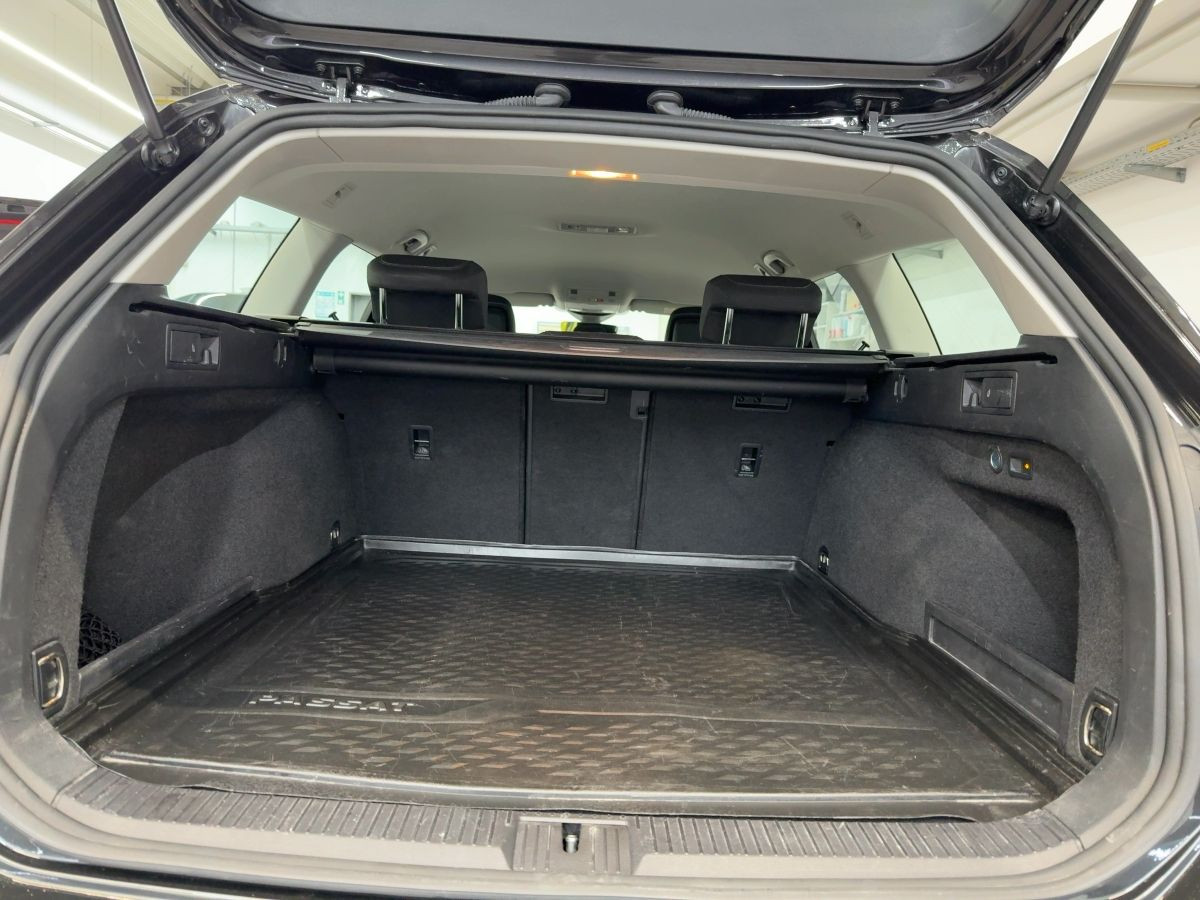 Passat Variant 2.0 TDI DSG Business AHK ACC Navi LED Kamera Keyless Bluet. Sitzh. ergo