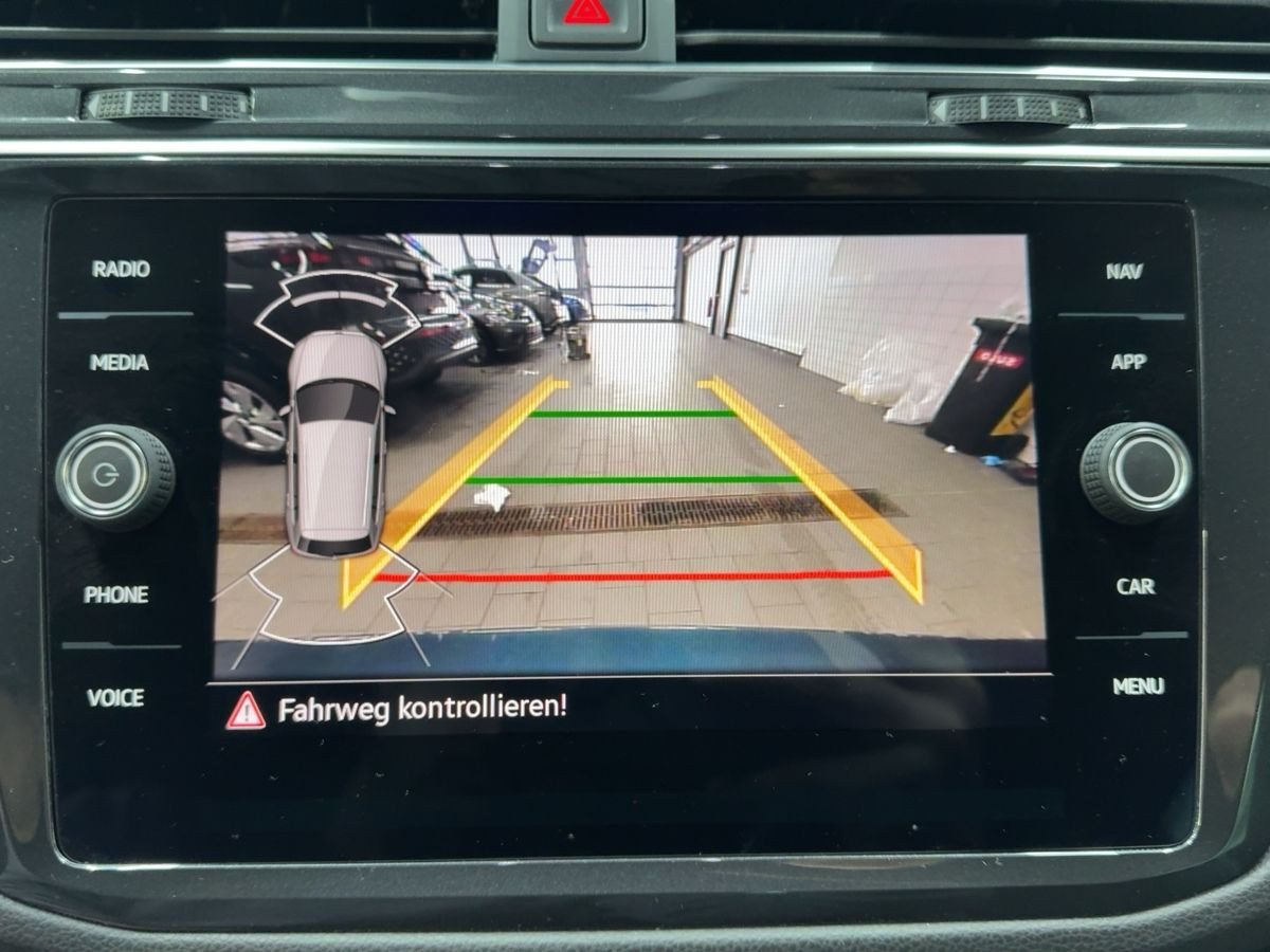 Tiguan 2.0 TDI DSG 4M R-Line ACC AHK Navi Pano. Kamera Ambiente Sitzh. Lane-Ass