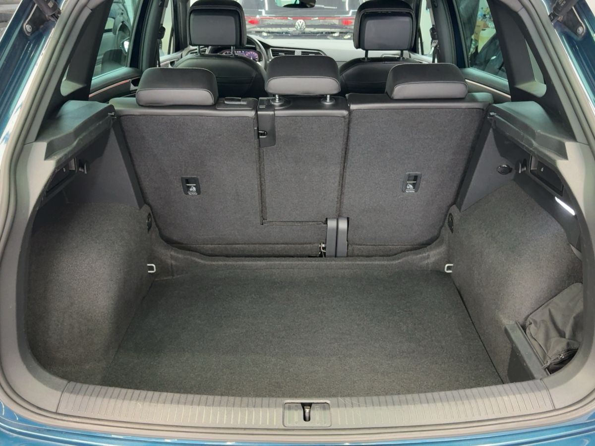 Tiguan 2.0 TDI DSG 4M R-Line ACC AHK Navi Pano. Kamera Ambiente Sitzh. Lane-Ass