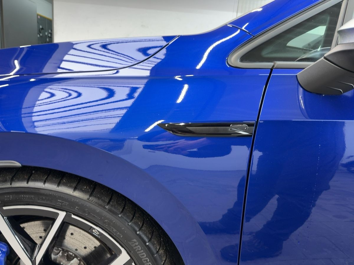 Golf VIII R 2.0 TSI DSG 4M AKRAPOVIC Perf. Paket Navi LED-Matrix Harman Kardon