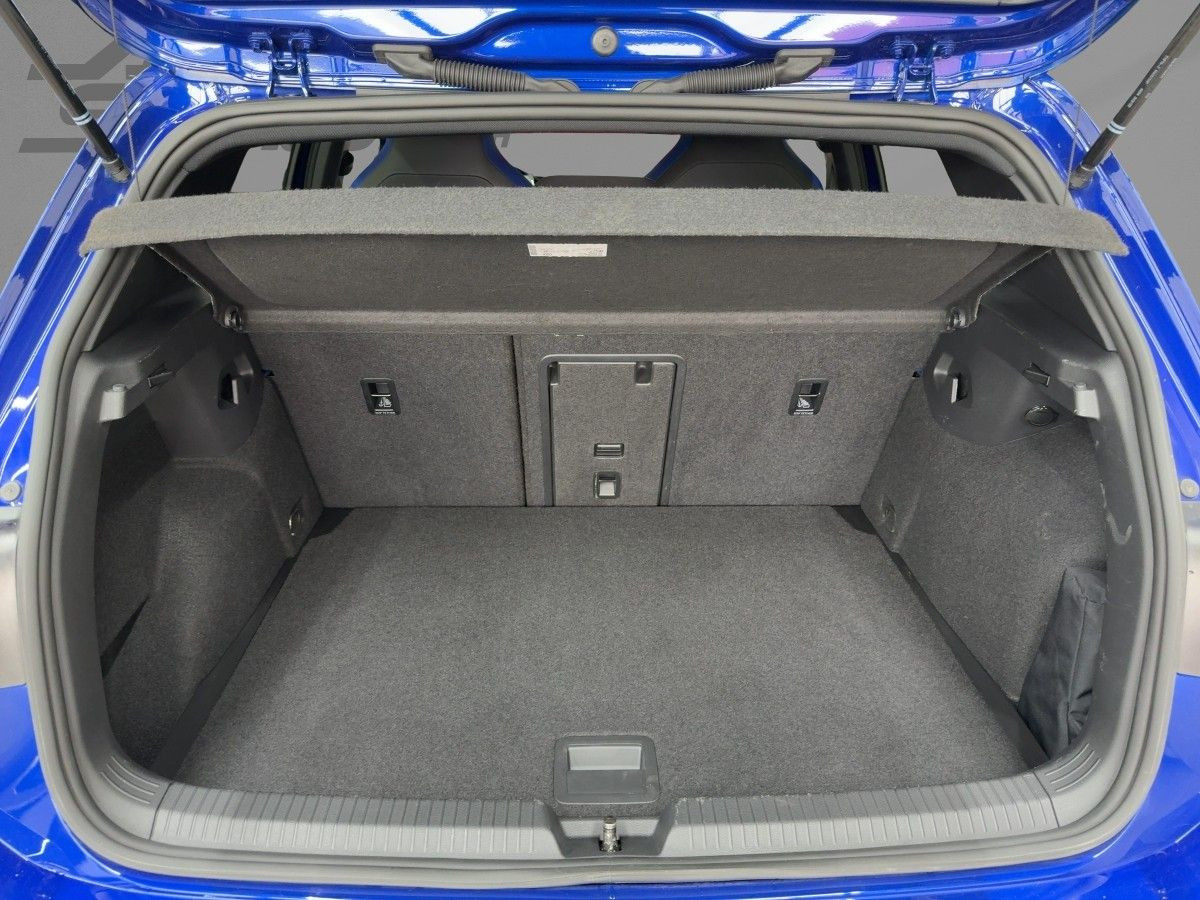 Golf VIII R 2.0 TSI DSG 4M AKRAPOVIC Perf. Paket Navi LED-Matrix Harman Kardon