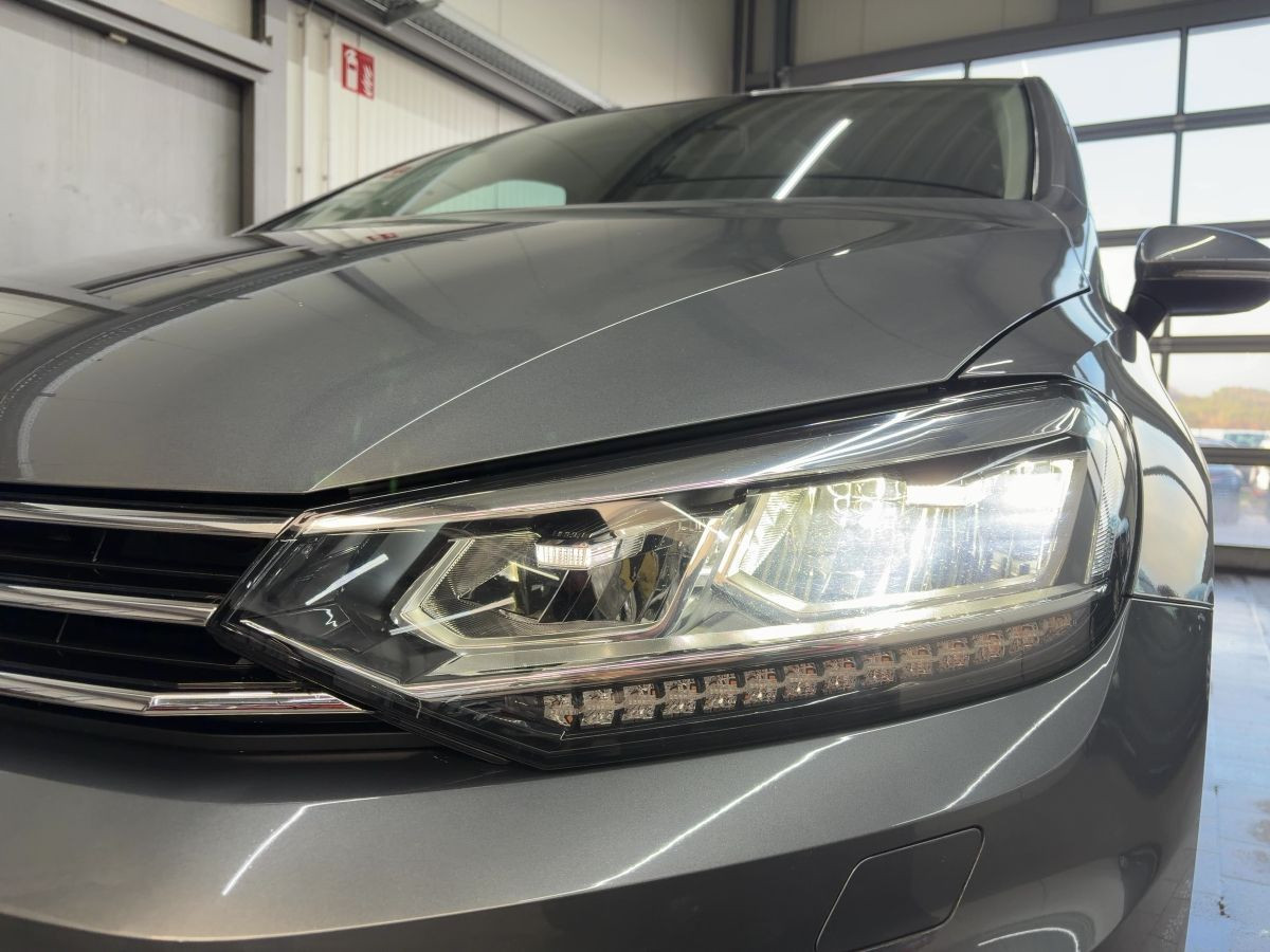 Touran 1.4 TSI R-Line ACC LED Navi Climatronic Parkp. Sitzh. DAB+ Bluetooth