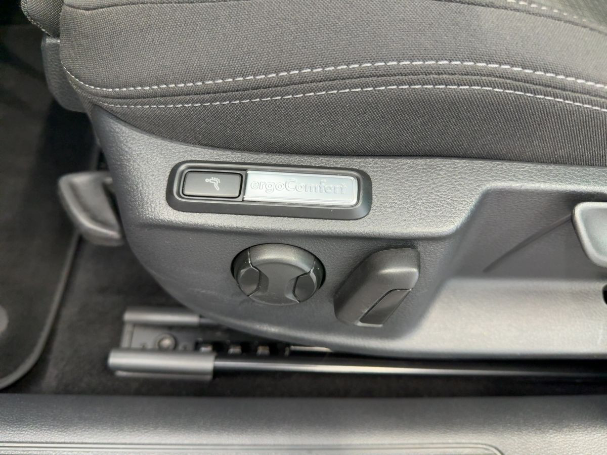 Passat Variant 2.0 TDI DSG Business ACC Navi LED Kamera Keyless Bluet. Sitzh.