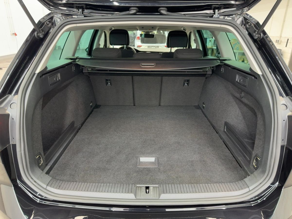 Passat Variant 2.0 TDI DSG Business ACC Navi LED Kamera Keyless Bluet. Sitzh.