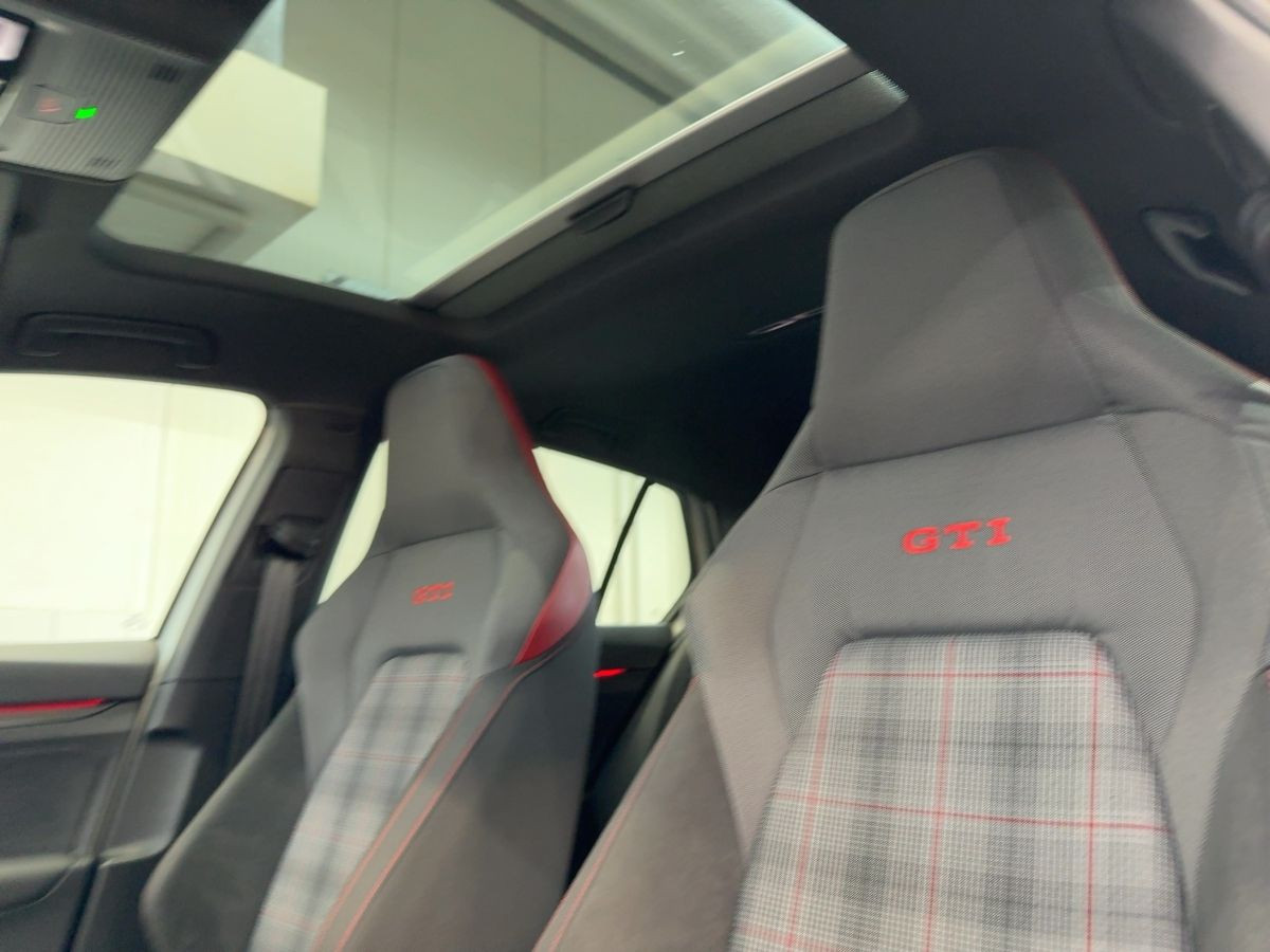 Golf VIII GTI 2.0 TSI DSG ACC Navi LED-Matrix Pano Einparkh. Keyless Sitzh.