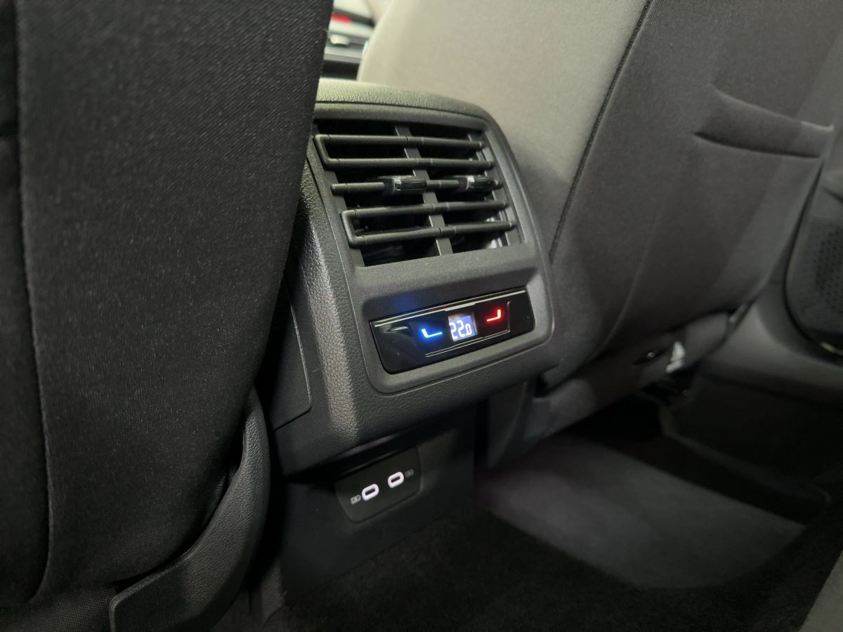 Golf VIII GTI 2.0 TSI DSG ACC Navi LED-Matrix Pano Einparkh. Keyless Sitzh.