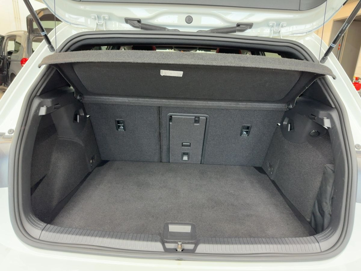 Golf VIII GTI 2.0 TSI DSG ACC Navi LED-Matrix Pano Einparkh. Keyless Sitzh.