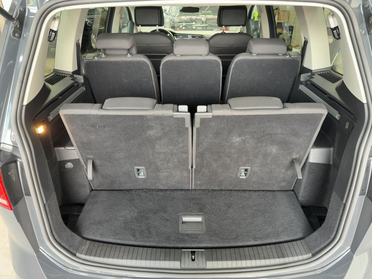 Touran 1.5 TSI DSG Highline 7-Sitze ab 3,99% ACC Climatronic Kamera Sitzh. Bluet.