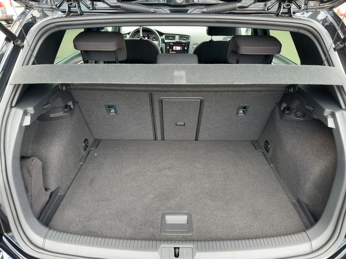 Golf VII GTI 2.0 TSI ACC Navi LED Einparkh. Climatronic Bluet. Sitzh.