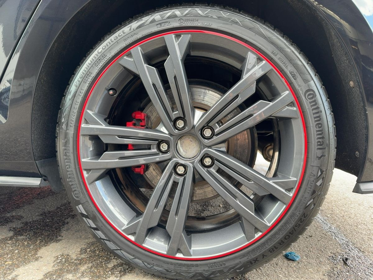 Golf VII GTI 2.0 TSI ACC Navi LED Einparkh. Climatronic Bluet. Sitzh.