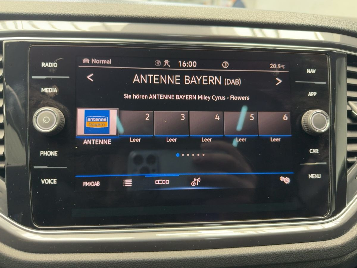 T-Roc 1.5 TSI DSG Sport ACC LED Navi Climatronic Pano. Kamera Sitzh. DAB+ Bluet.