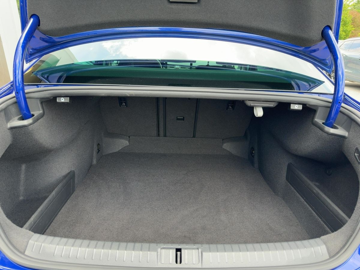Passat Lim. 2.0 TDI DSG Business R-Line ACC AHK LED Navi Kamera Sitzh. DAB+ Bluet