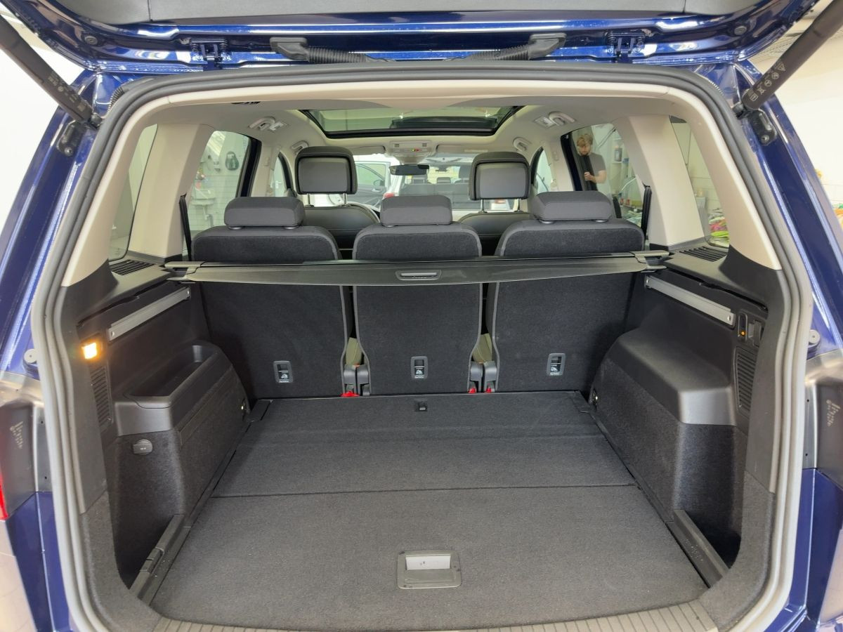 Touran 2.0 TDI DSG Highline ab 2,49% AHK LED Navi Pano Kamera Keyless