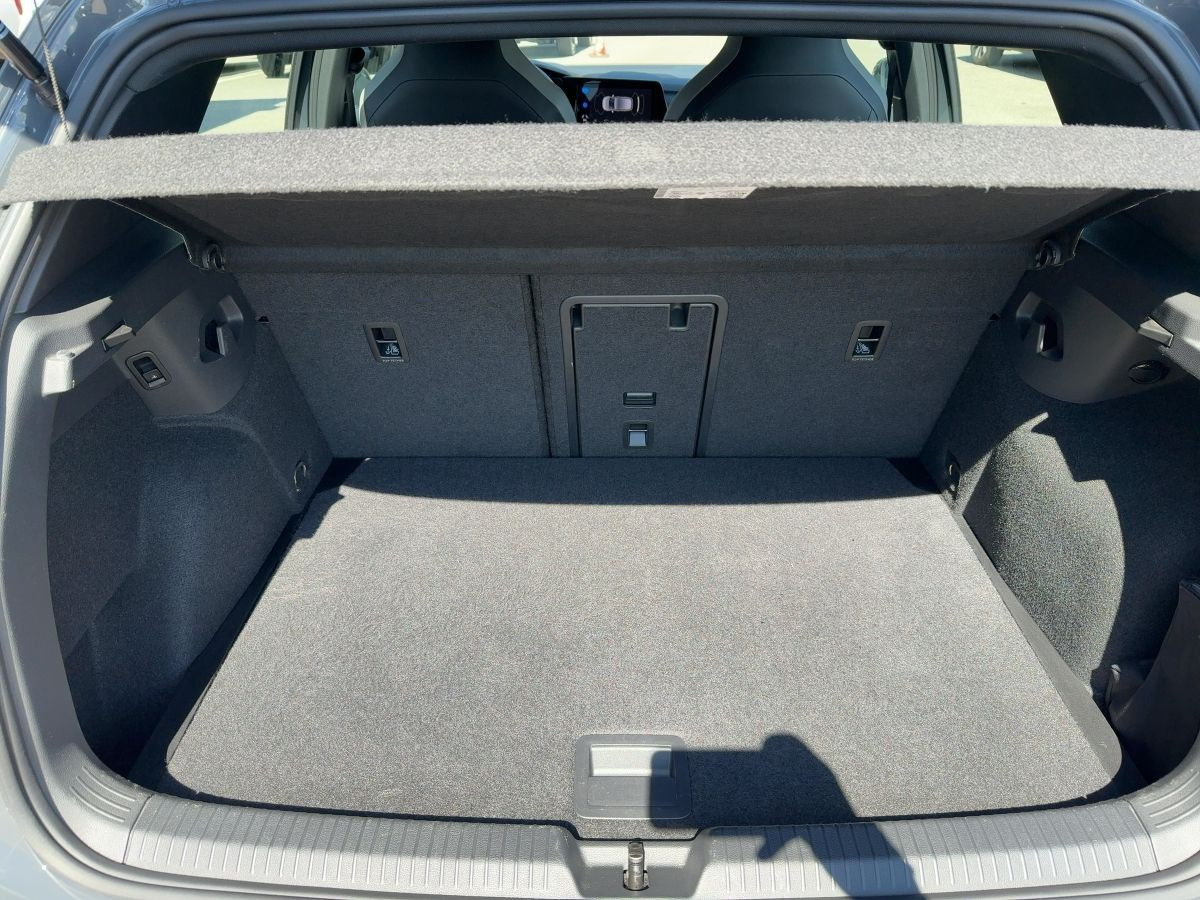 Golf VIII 1.5 TSI R-Line AHK ACC LED Navi Climatronic Einparkh. Sitzh. Lane-Ass.