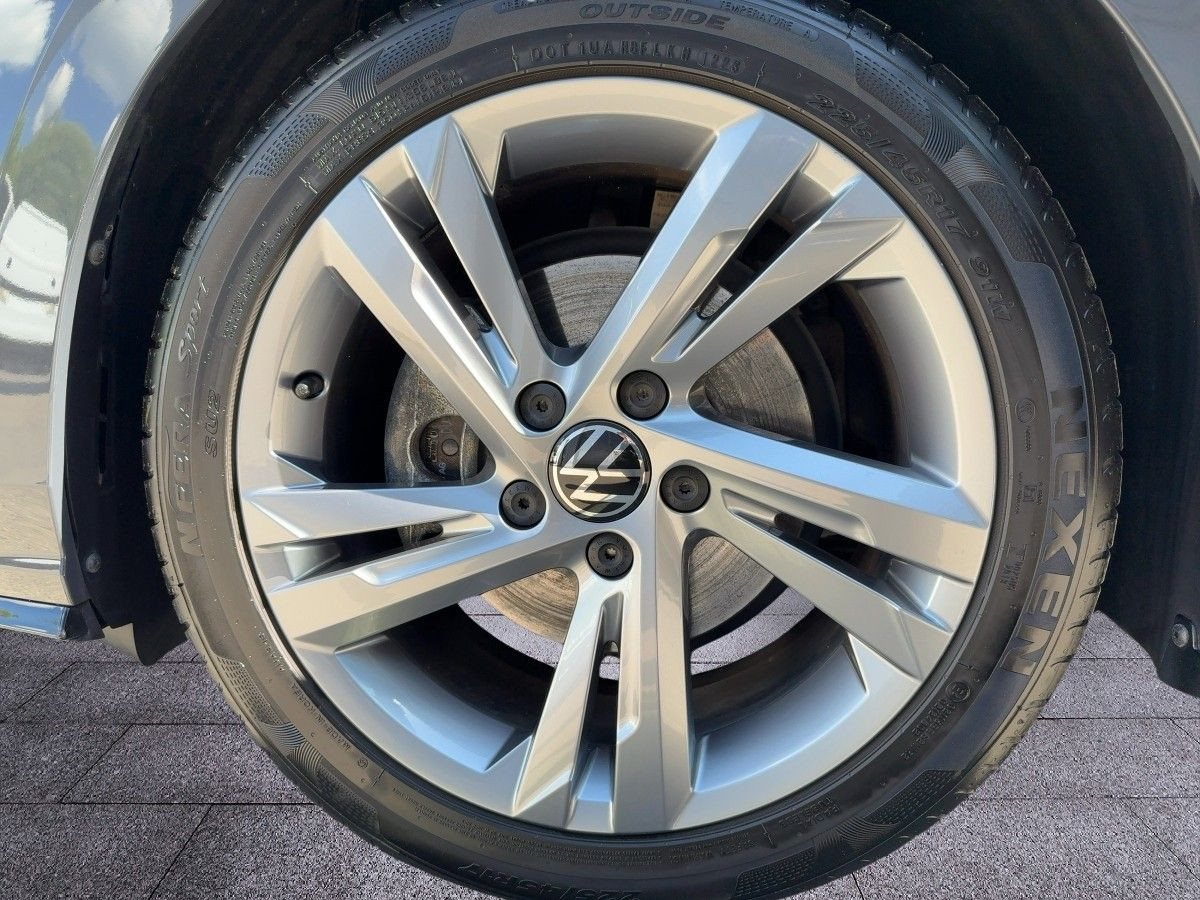 Golf VIII 1.5 TSI R-Line AHK ACC LED Navi Climatronic Einparkh. Sitzh. Lane-Ass.