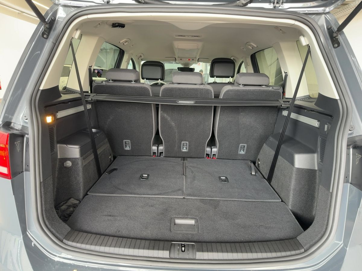 Touran 2.0 TDI DSG Comfortline 7-Sitze ACC DCC LED Navi Climatronic Kamera Sitzh