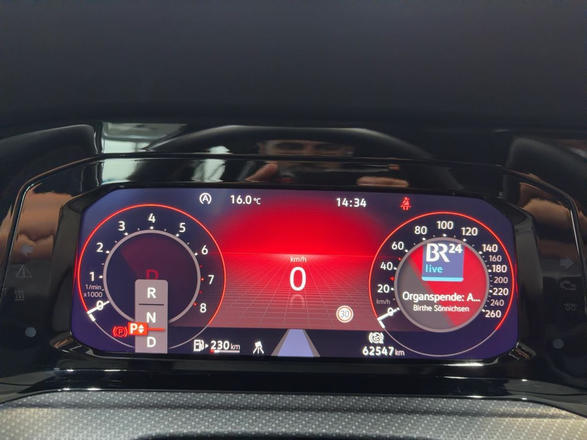 Golf VIII 1.5 TSI DSG R-Line ACC Navi LED Keyless Bluet. Sitzh.