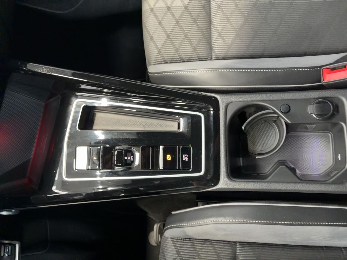 Golf VIII 1.5 TSI DSG R-Line ACC Navi LED Keyless Bluet. Sitzh.