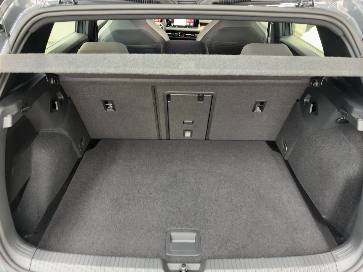 Golf VIII 1.5 TSI DSG R-Line ACC Navi LED Keyless Bluet. Sitzh.