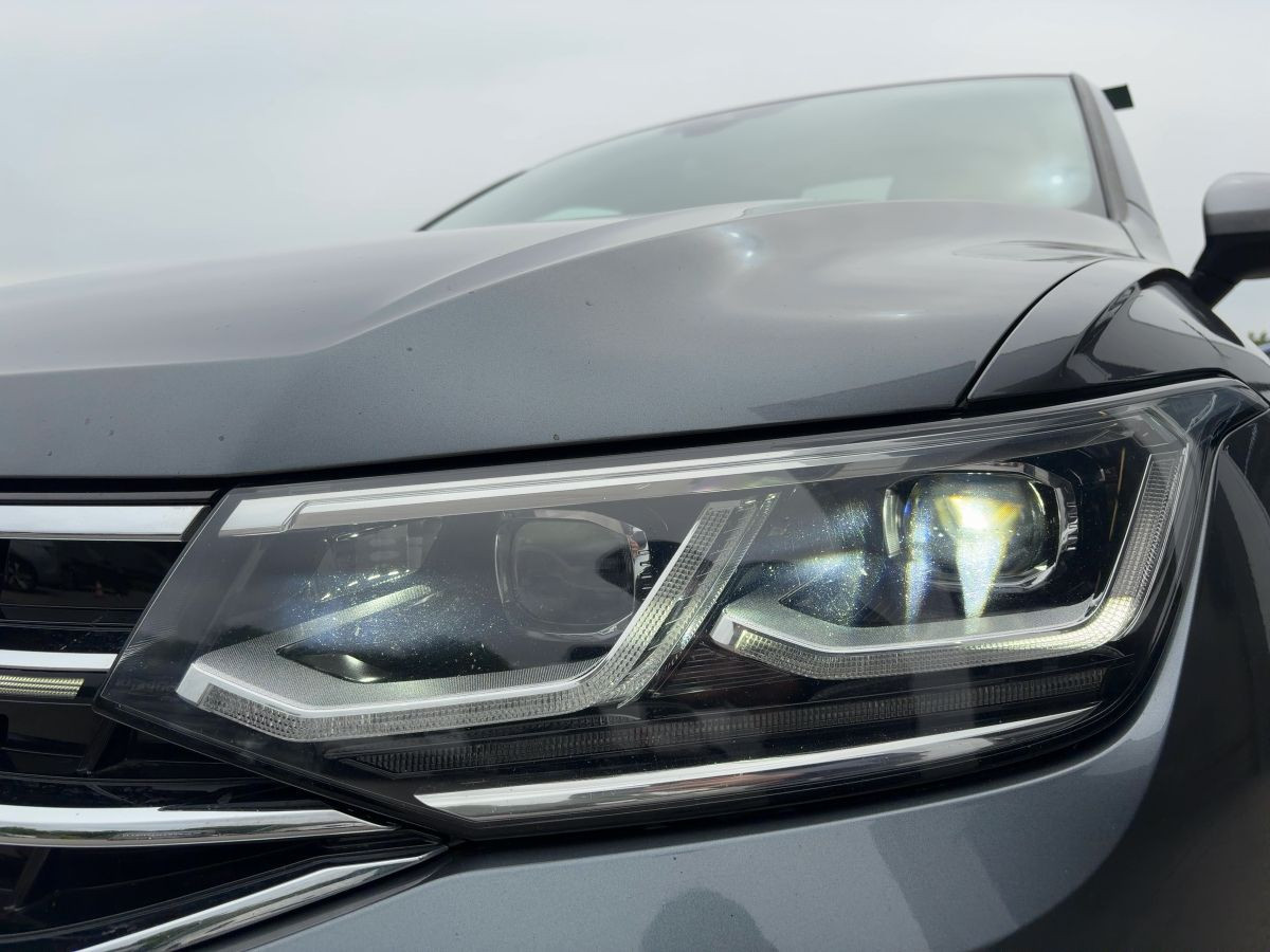 Tiguan Allspace 2.0 TDI DSG 4M R-Line ACC DCC Navi LED-Matrix Pano Standh. Kamera