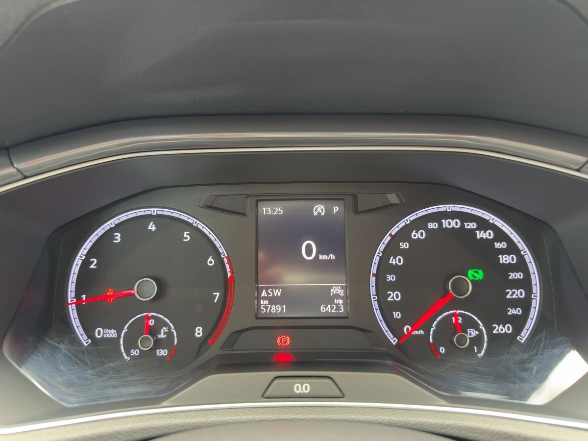 T-Roc 1.5 TSI DSG Sport R-Line ACC AHK Navi LED Lane Ass. Bluet. Sitzh.
