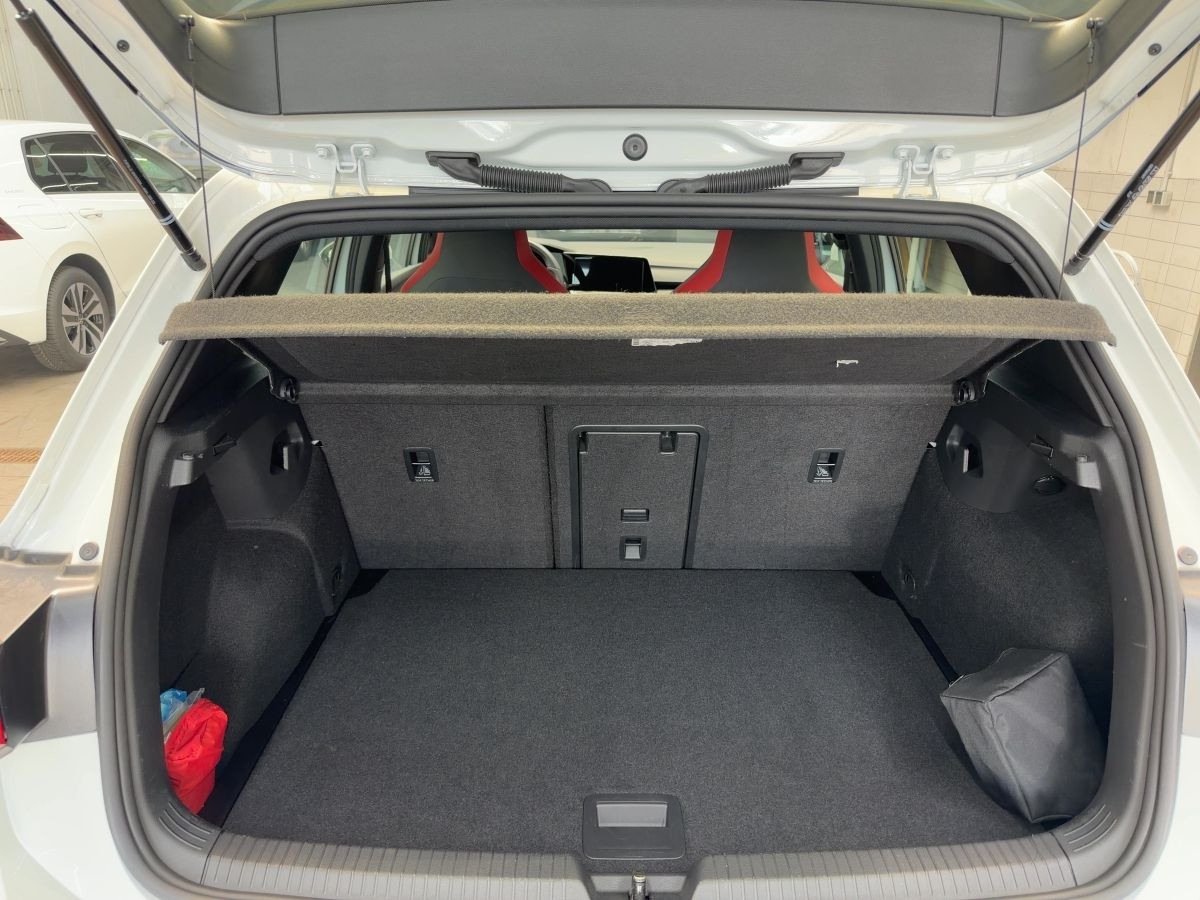 Golf VIII GTI 2.0 TSI DSG LED-Plus Climatronic Einparkh. Lane-Ass. DAB+ Bluet.