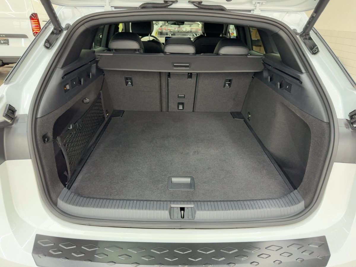 ID.7 Tourer Pro 82 kWh ab 3,99% AHK ACC Navi LED-Matrix Area View