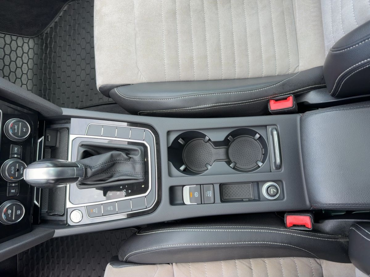Passat Variant 2.0 TSI DSG Highline Navi LED Pano Kamera