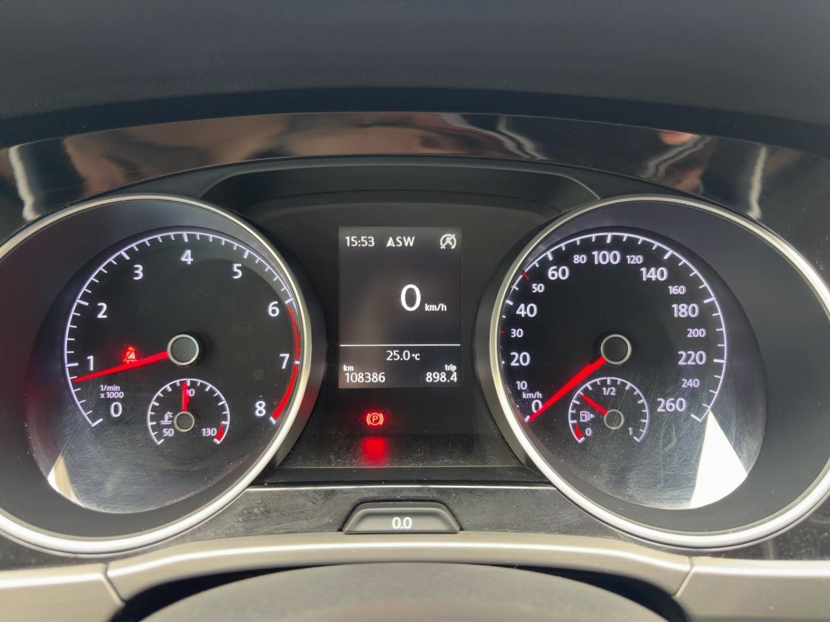 Touran 1.4 TSI DSG Comfortline AHK ACC Navi Kamera Sitzh. Climatronic DAB+ Bluet.