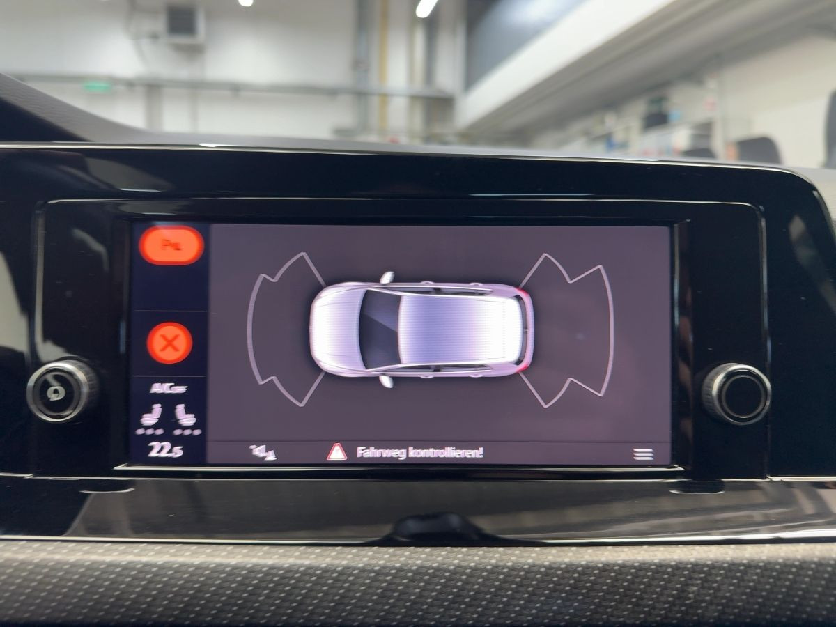 Golf VIII 1.5 TSI R-Line LED Einparkh. Climatronic Sitzh. Lane-Ass. DAB+ Bluet.