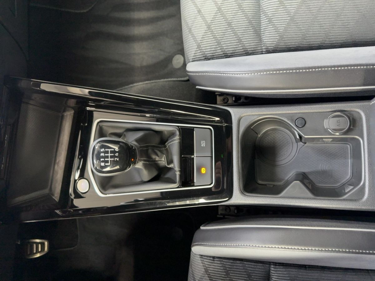 Golf VIII 1.5 TSI R-Line LED Einparkh. Climatronic Sitzh. Lane-Ass. DAB+ Bluet.
