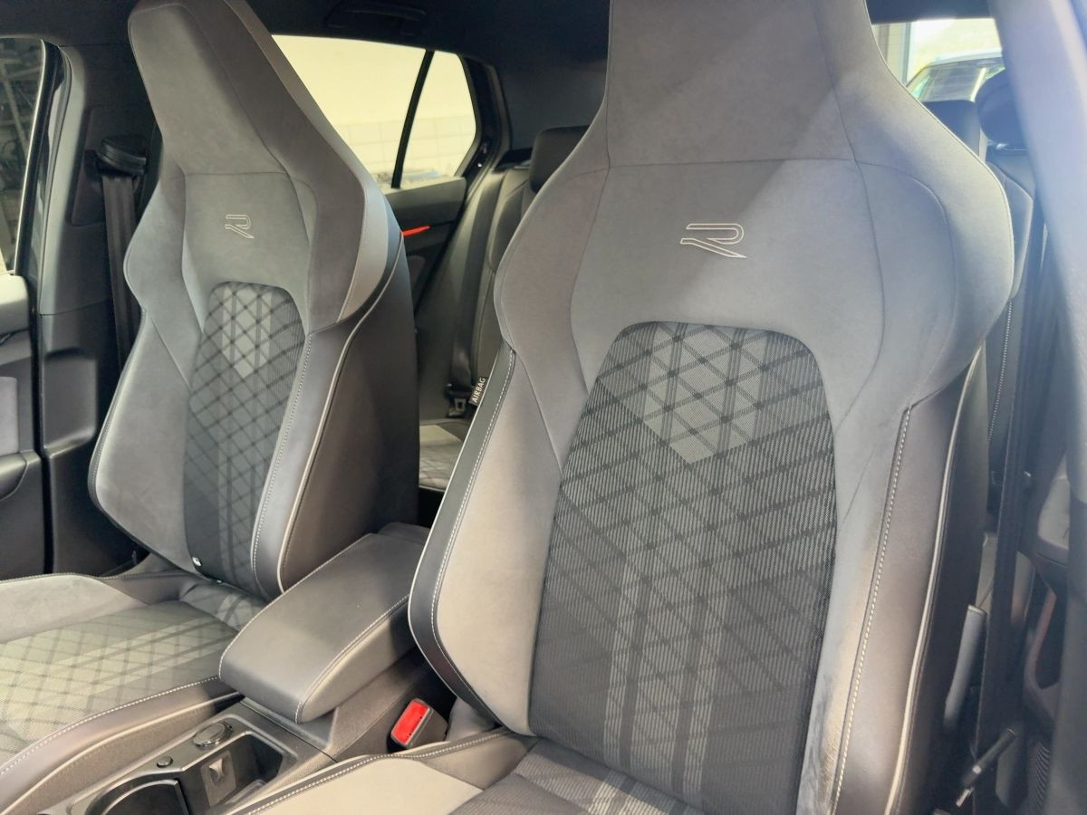 Golf VIII 1.5 TSI R-Line LED Einparkh. Climatronic Sitzh. Lane-Ass. DAB+ Bluet.