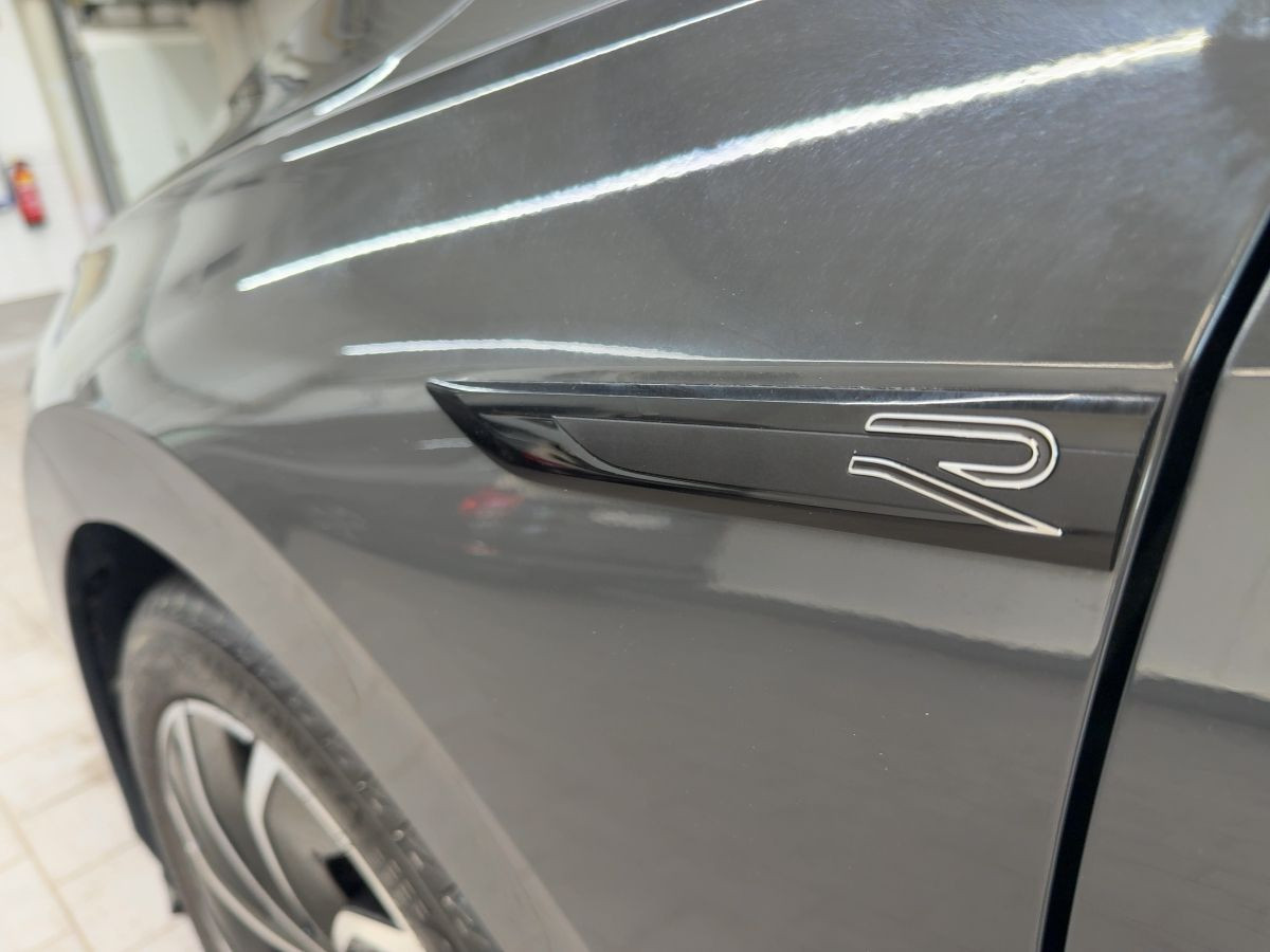 Golf VIII 1.5 TSI R-Line LED Einparkh. Climatronic Sitzh. Lane-Ass. DAB+ Bluet.
