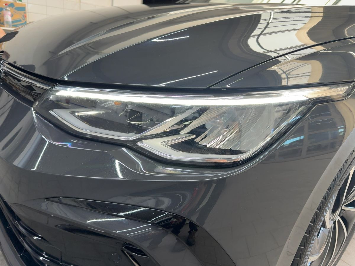 Golf VIII 1.5 TSI R-Line LED Einparkh. Climatronic Sitzh. Lane-Ass. DAB+ Bluet.