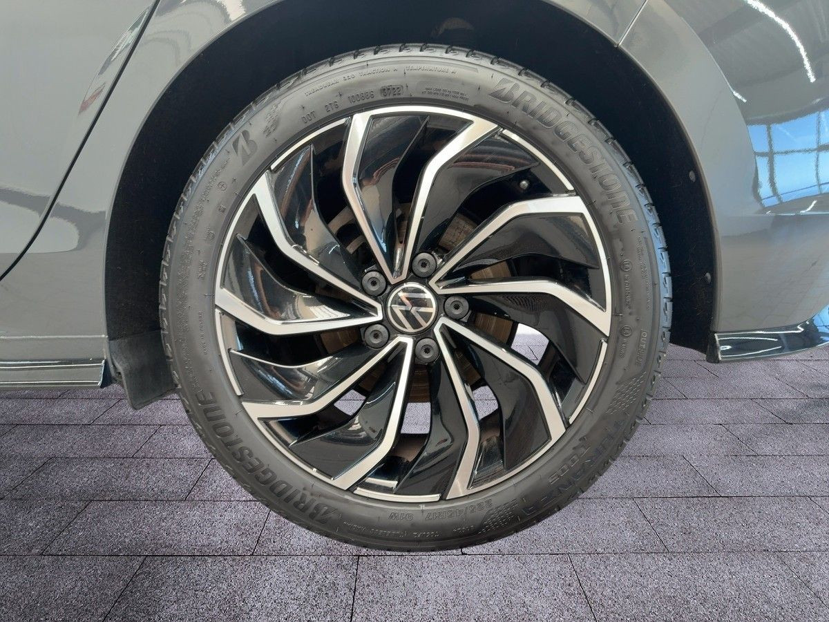 Golf VIII 1.5 TSI R-Line LED Einparkh. Climatronic Sitzh. Lane-Ass. DAB+ Bluet.
