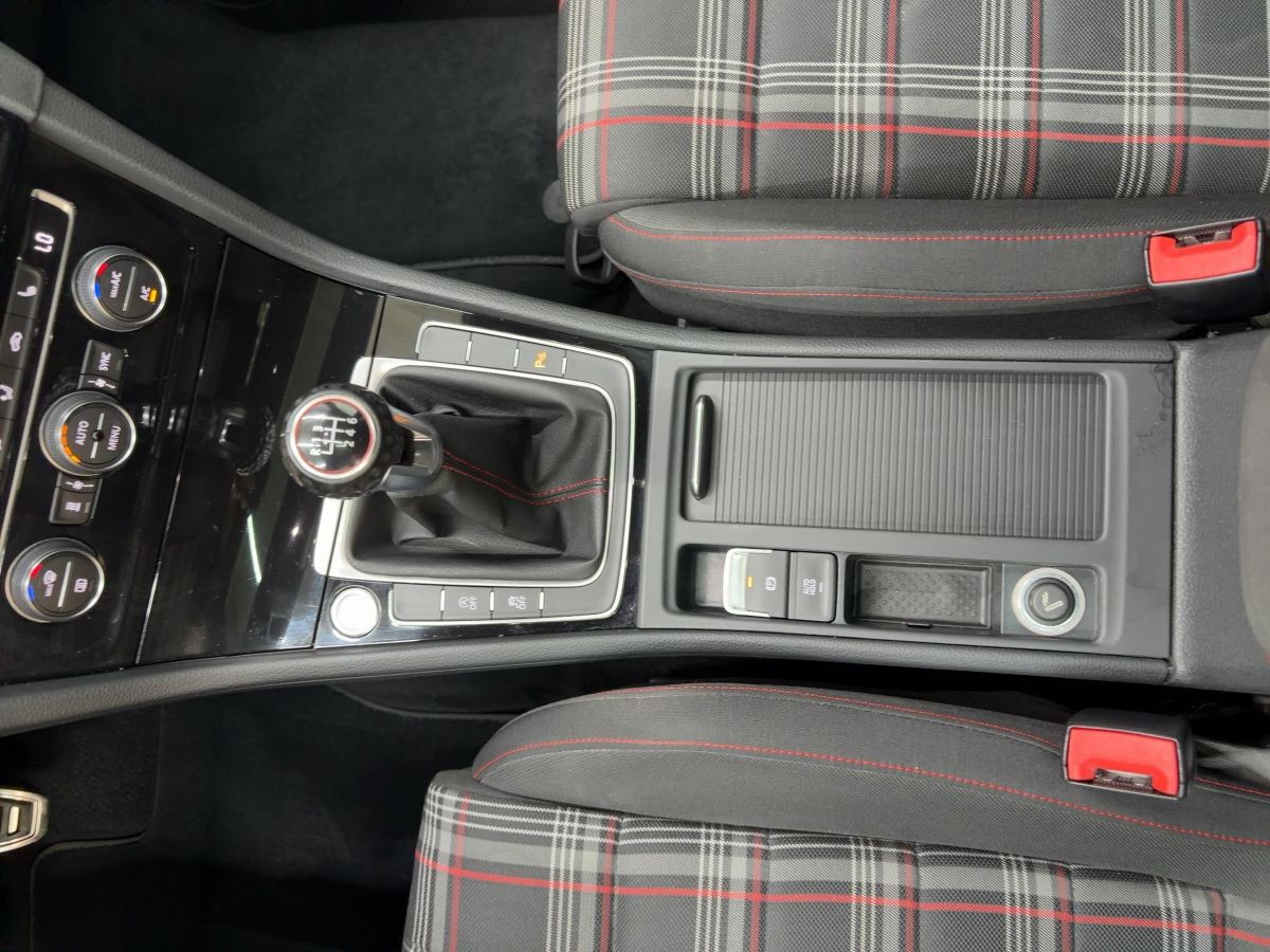 Golf VII GTI Performance 2.0 TSI AHK Navi LED Pano Standh. Keyless Bluet. Sitzh.