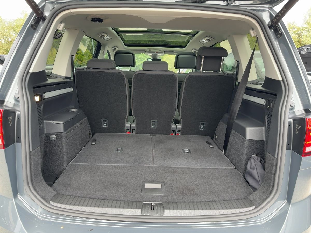 Touran 2.0 TDI DSG Highline 7-Sitze ab 2,49% AHK Navi LED Standh. Pano