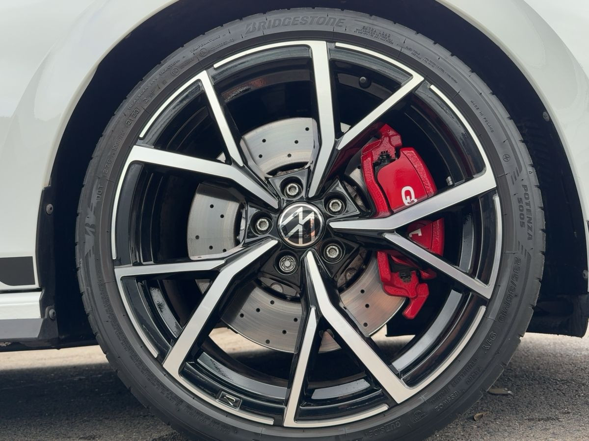 Golf VIII GTI Clubsport 2.0 TSI DSG ACC Navi LED-Matrix Pano Kamera Bluet. Sitzh.
